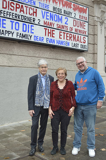 Filmemacher Peter Goedel, Gerti Guhl, Moses Wolff vor dem Filmtheater Museum Lichtspiele (&copy;Foto: Marille R&uuml;b)